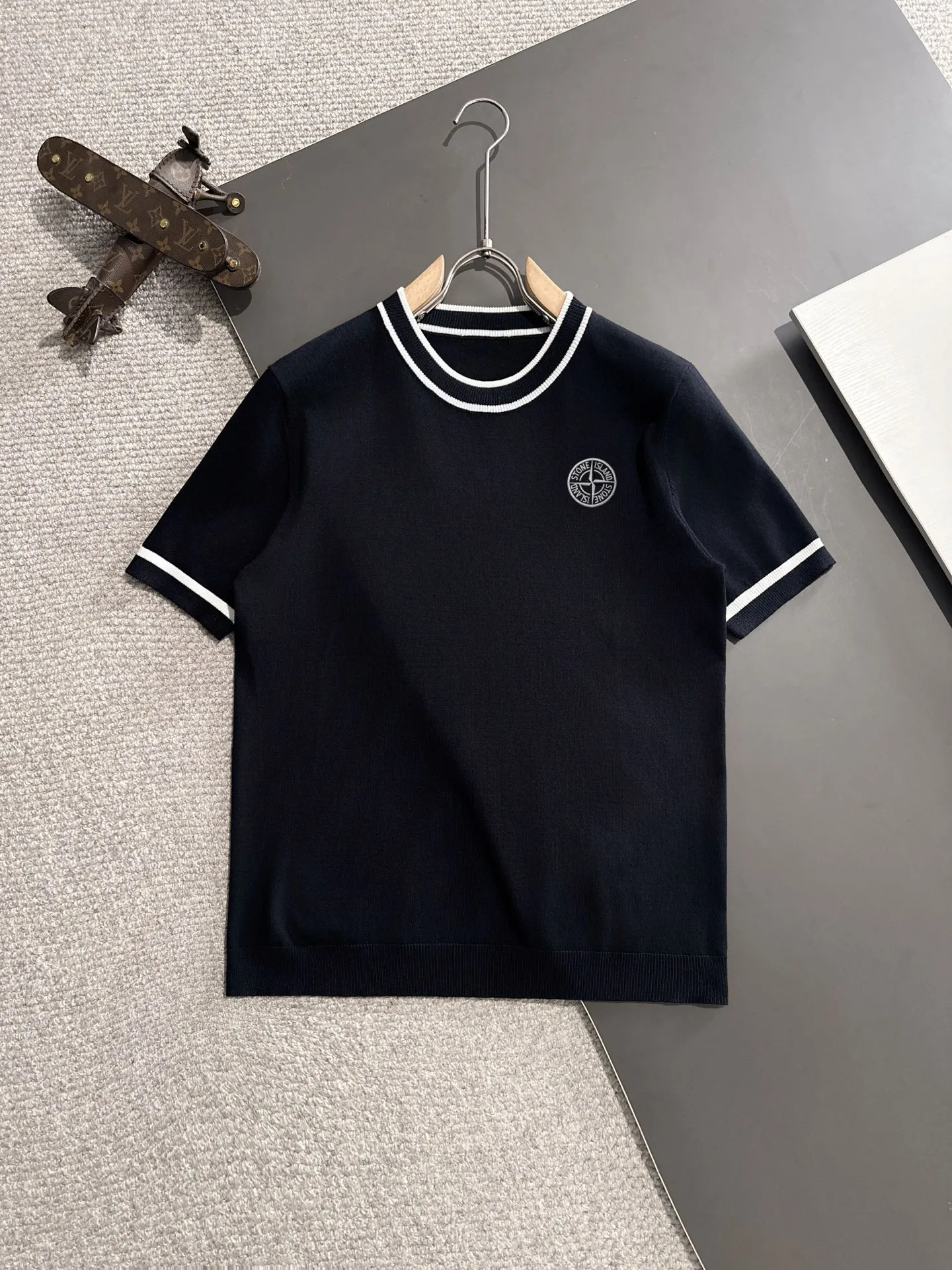 🅿️320 shipped next day, high quality Stone Island 2025 spring and summer new men's round neck short-sleeved T-shirt. Made of combed cotton yarn knitted cotton fabric, pure cotton high-weight special yarn, it feels heavy when weighed, and the upper body is more textured than ordinary T-shirts. This texture can cope with the weather easily and is suitable for both hot and cold! The pattern on the chest adopts three-dimensional embroidery technology, and is perfectly produced stitch by stitch with reference to the original version! Loose fit design, looks noble. Size: M to XXXL